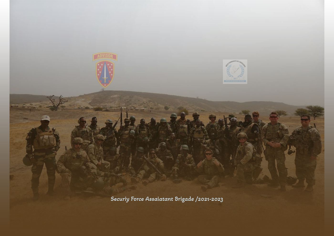 Groupe réuni devant le Centre régional de formation tactique, drapeaux sénégalais et américain