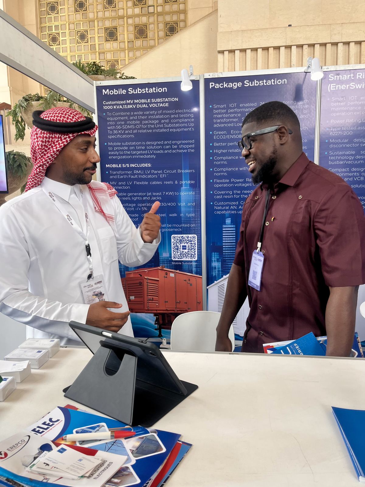 Échange entre deux professionnels sur un stand de salon international